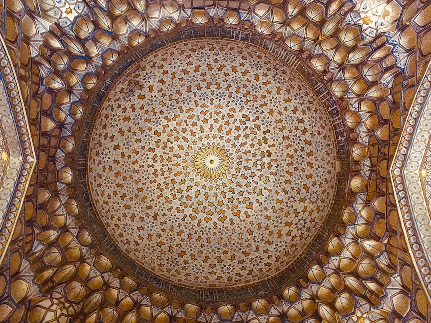 Punzierter Kupferbeschlag mit geometrischem Muster